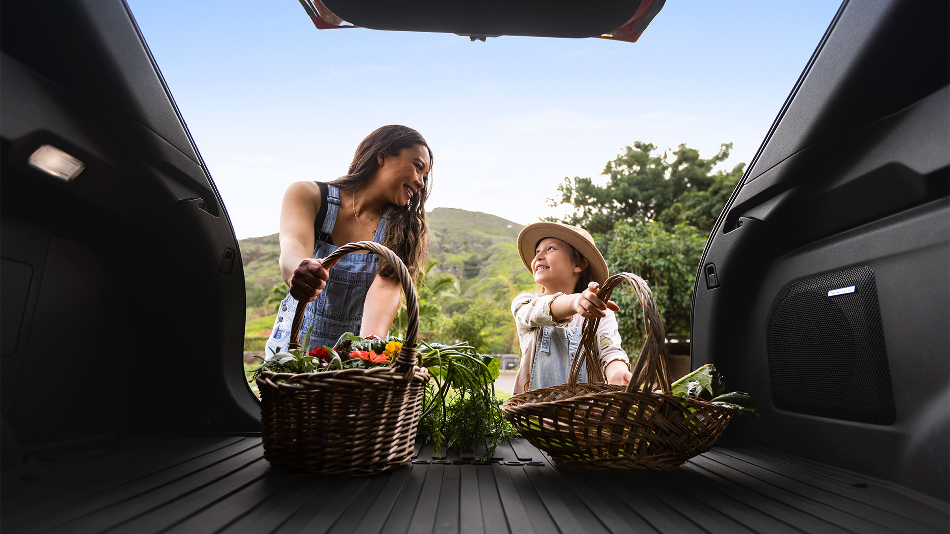 Family loading up the trunk