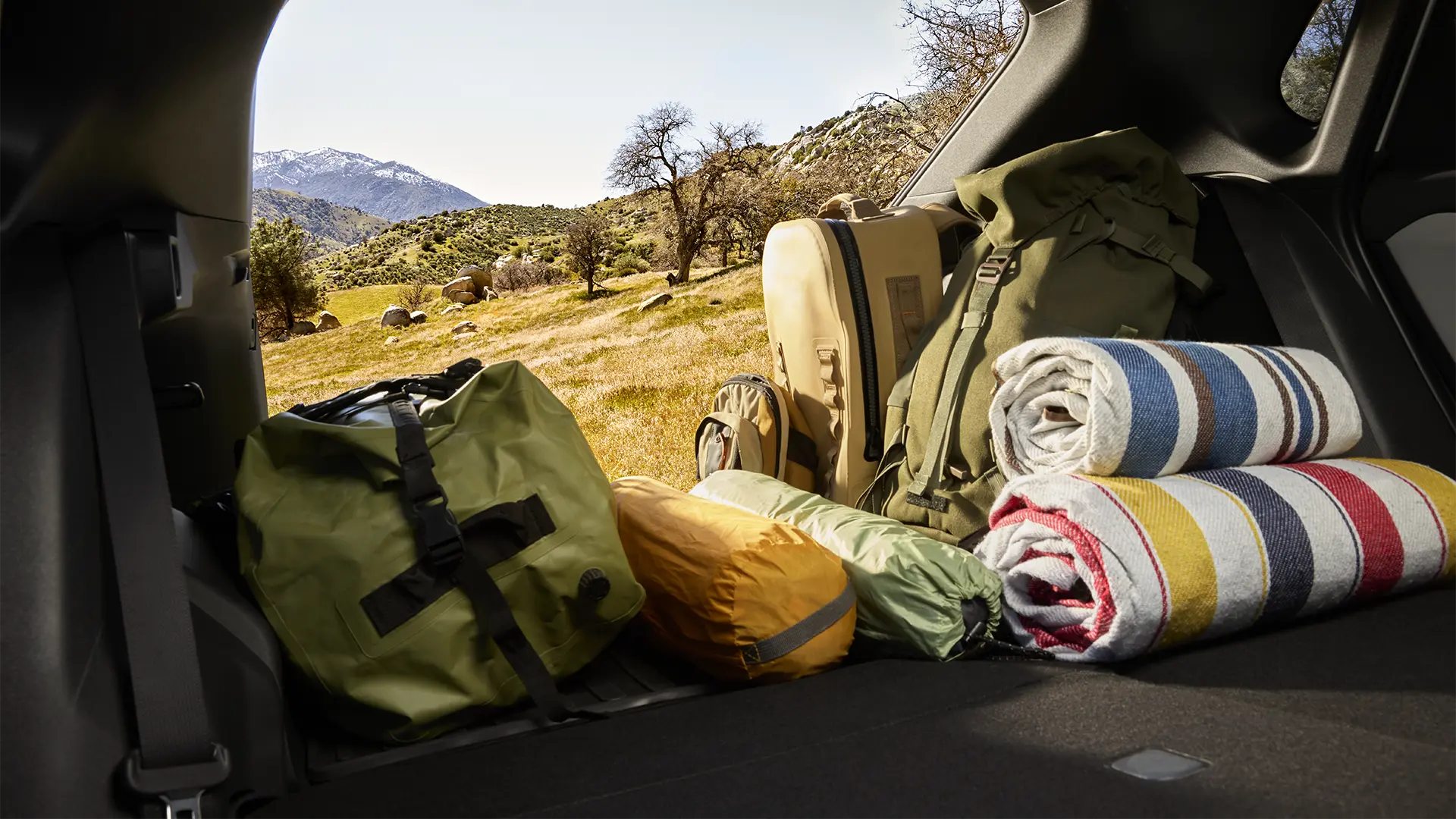 Family loading up the trunk